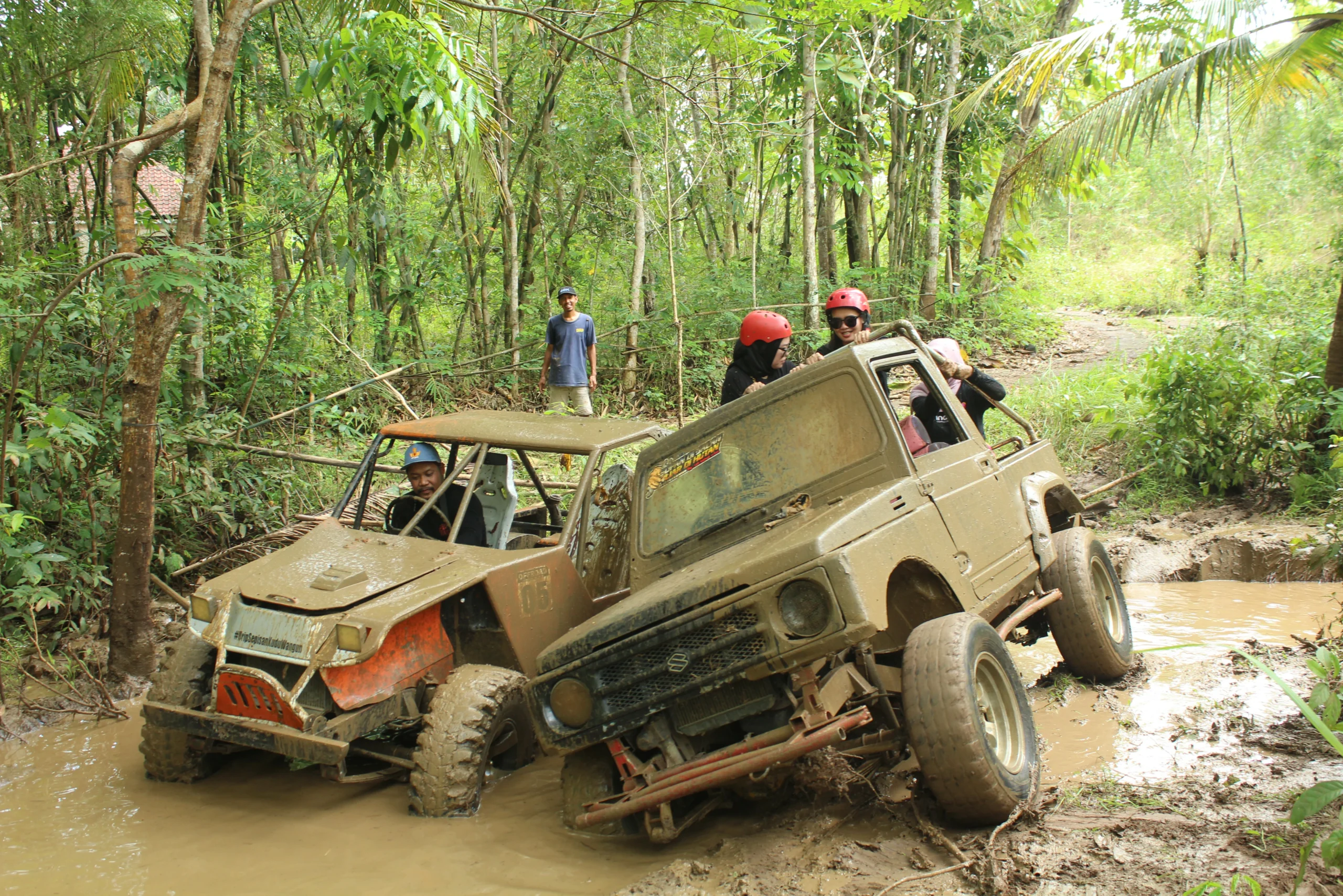 Paket Wisata Goa Pindul jeep Offroad